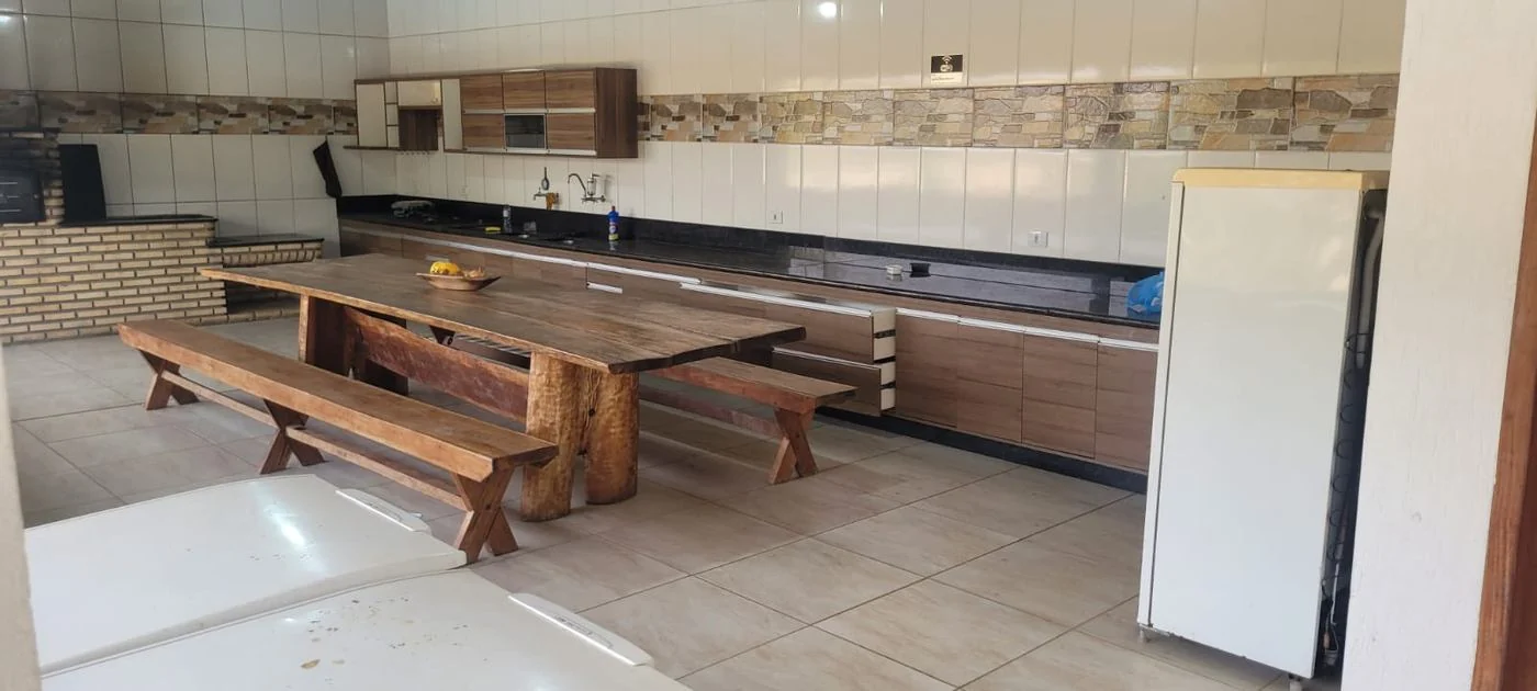Cozinha e refeitório da clínica em Contagem